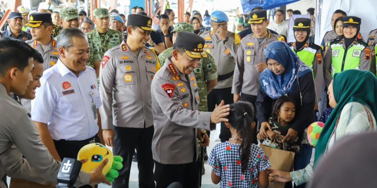 Kapolda Jateng Bersama Forkopimda Tinjau Kesiapan Pengamanan Nataru di Stasiun Tawang