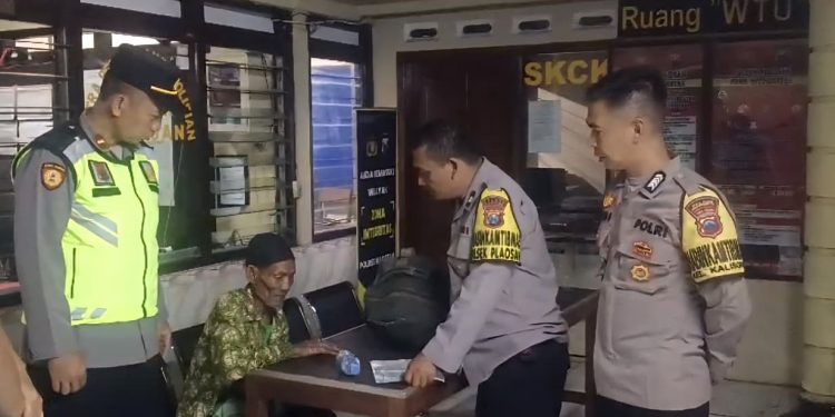 Salah Jurusan Saat Perjalanan, Lansia Asal Magetan Diantar Polisi Kembali ke Keluarga