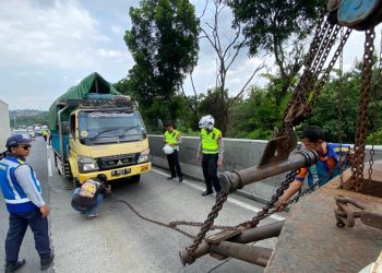 Di Tengah Hujan dan Kemacetan, Polisi Sigap Bantu Sopir Truk Mogok di Tanjakan Bukit Sari