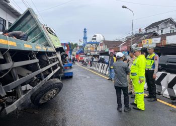 Truk Tronton Alami Rem Blong di Simpang Empat Kertek, Polisi Bergerak Cepat Tangani TKP dan Korban
