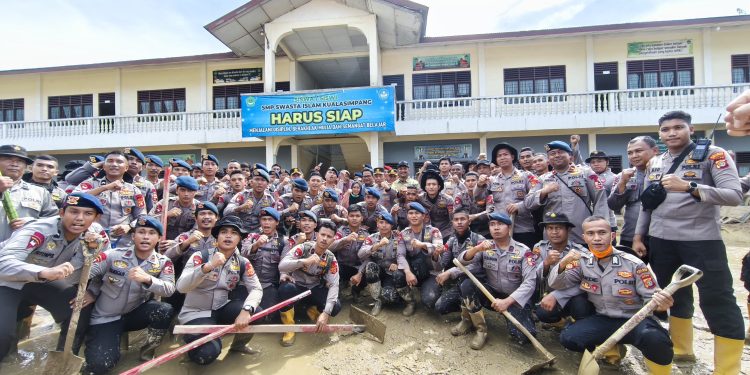 Kapolri Tinjau Aceh Tamiang, Targetkan Sekolah Bisa Segera Beroperasi