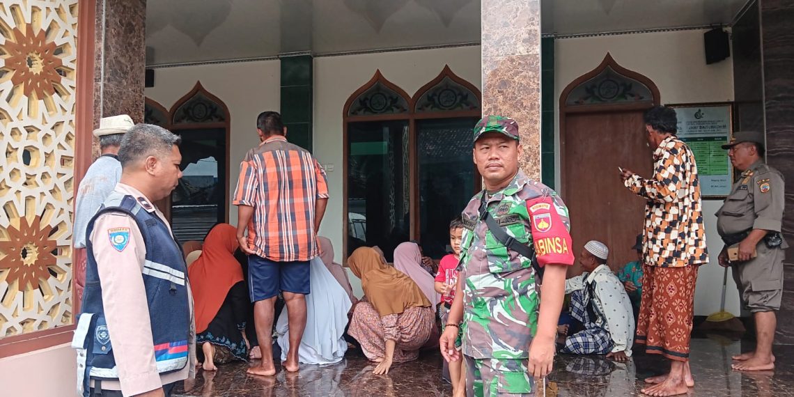Babinsa Bersama Bhabinkamtibmas Kawal Layanan Kesehatan Pascabanjir di Desa Pasuruhan