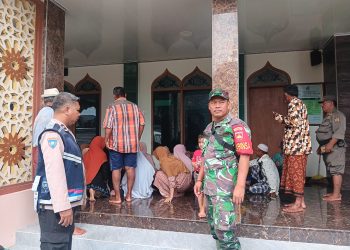 Babinsa Bersama Bhabinkamtibmas Kawal Layanan Kesehatan Pascabanjir di Desa Pasuruhan