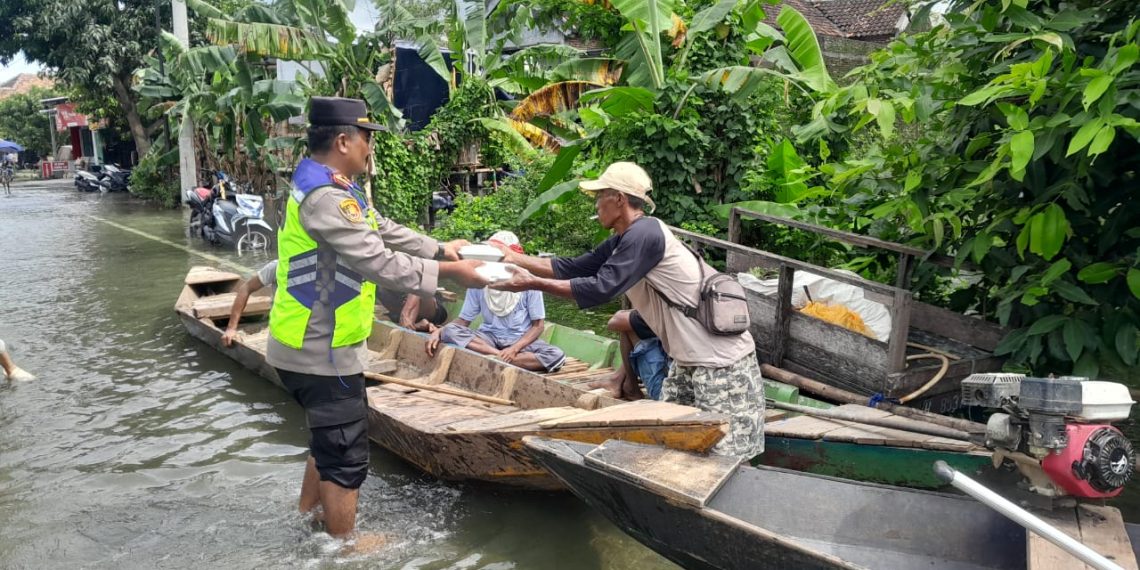 Bantuan untuk Warga Terdampak Banjir di Kasiyan Sukolilo
