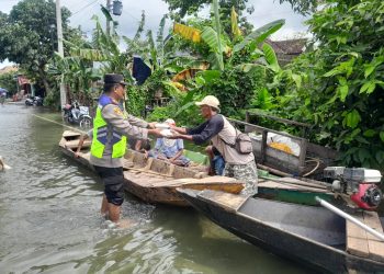 Bantuan untuk Warga Terdampak Banjir di Kasiyan Sukolilo