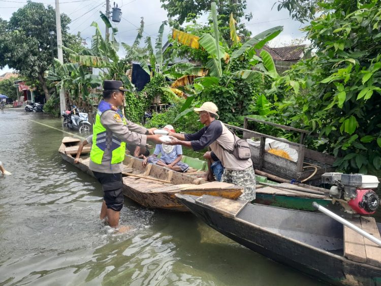 Bantuan untuk Warga Terdampak Banjir di Kasiyan Sukolilo