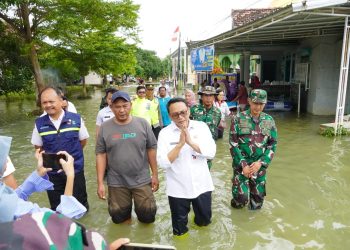 Plt Bupati Pati Dampingi Plh Gubernur Jateng Tinjau Banjir Juwana