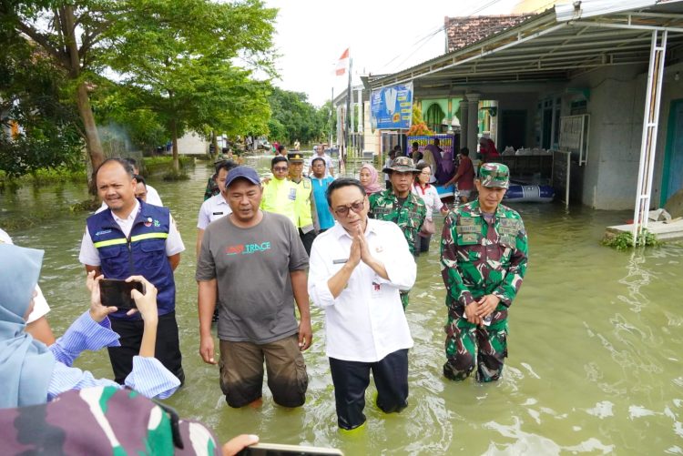 Plt Bupati Pati Dampingi Plh Gubernur Jateng Tinjau Banjir Juwana