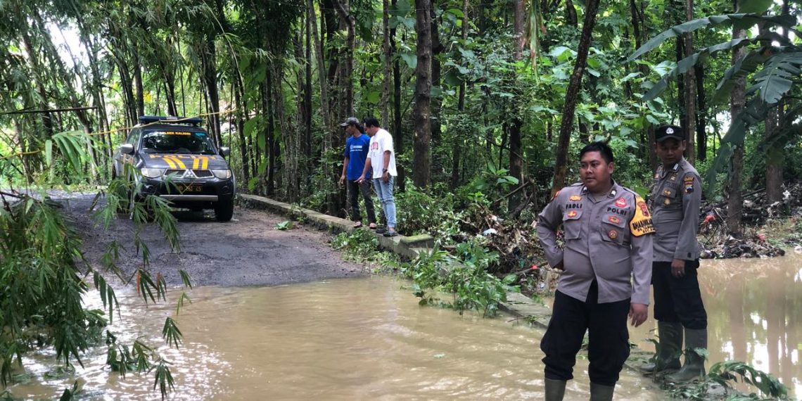Di Guyur Hujan Terus Menerus, Polsek Kaliori Monitoring Debit Air, Situasi di Desa Maguan Berangsur Normal