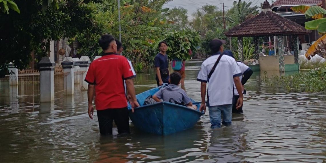 Karang Taruna Kecamatan Margorejo Salurkan Bantuan untuk Warga Terdampak Banjir di Gabus