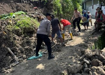 Polsek Lasem Hadir di Tengah Masyarakat, Tangani Longsor di Dukuh Tritis Lasem