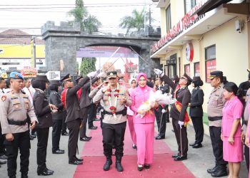 Tradisi Pedang Pora Warnai Penyambutan Kapolres Rembang yang Baru