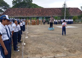 Kanit Sabhara Polsek Sarang Jadi Pembina Apel di SMP N 1 Sarang, Sampaikan Pesan Kamtibmas