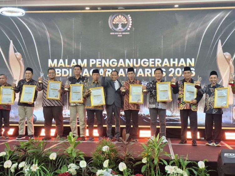 Kepala MTsN 1 Pati Terima Penghargaan Abdi Nagari Awards 2026