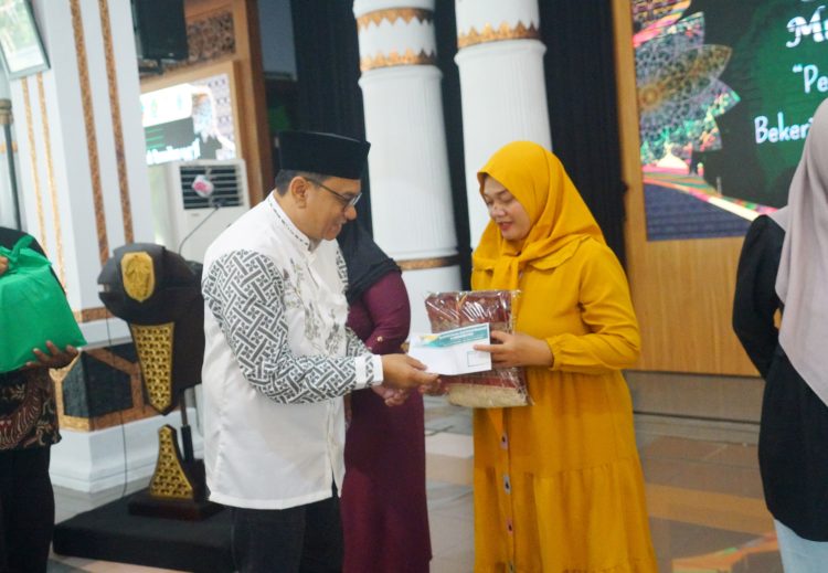 Ratusan Mualaf se-Kabupaten Pati Terima Santunan Ramadan