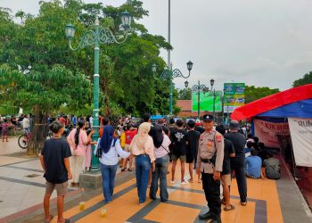 Pelayanan Masyarakat, Polsek Rembang Kota Berikan Pengamanan Nobar Liga 4 di Alun-Alun Rembang