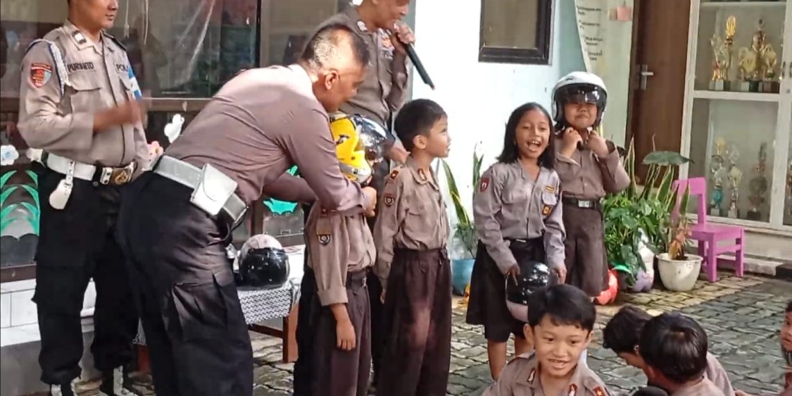 Cara Unik Polda Jateng Edukasi Keselamatan, Ajari Siswa TK Simulasi Rambu dan Pakai Helm “Klik”