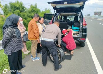 Cegah Kecelakaan Fatal, Petugas PJR Polda Jateng Beri Teguran Humanis Hingga Bantu Pengendara Ganti Ban