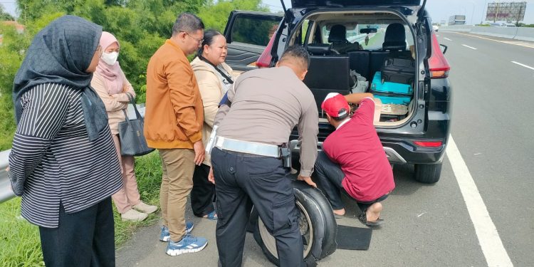 Cegah Kecelakaan Fatal, Petugas PJR Polda Jateng Beri Teguran Humanis Hingga Bantu Pengendara Ganti Ban