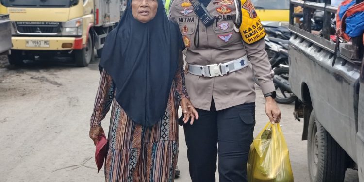 Kasatlantas Polres Rembang Tunjukkan Sikap Humanis, Bantu Ibu-Ibu Membawa Belanjaan di Pasar