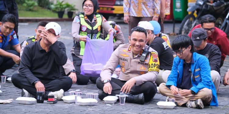 Humanis dan Kondusif, Aksi PMII di Depan DPRD Rembang Dikawal Langsung Kapolres