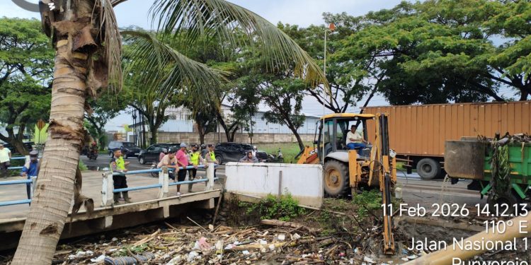 Keruk Sampah dari Sungai, Polresta Pati Turunkan Alat Berat