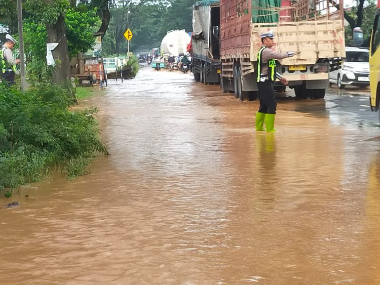 Banjir Rendam Jalur Pantura Pati–Juwana, Satlantas Polresta Pati Lakukan Rekayasa Lalu Lintas