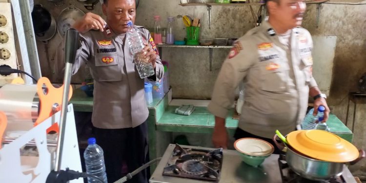 Razia Miras di JLS Pati, Polsek Margorejo Amankan Empat Botol Arak Putih