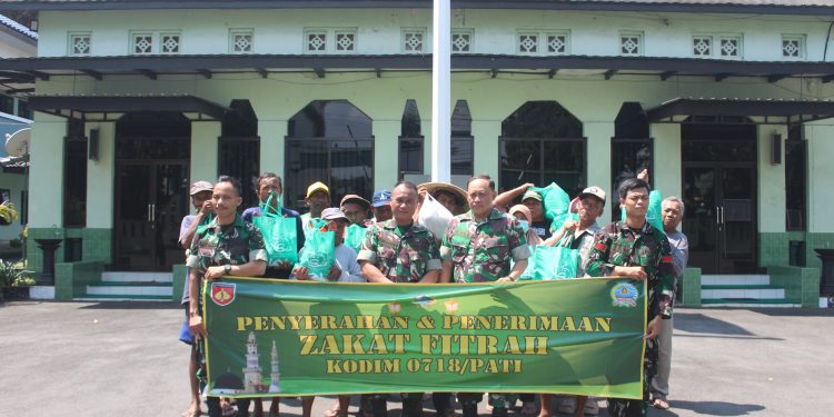 Wujud Kepedulian TNI, Kodim 0718/Pati Bagikan Zakat Fitrah kepada Masyarakat