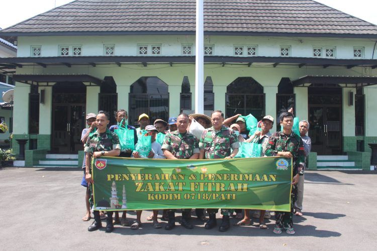 Wujud Kepedulian TNI, Kodim 0718/Pati Bagikan Zakat Fitrah kepada Masyarakat