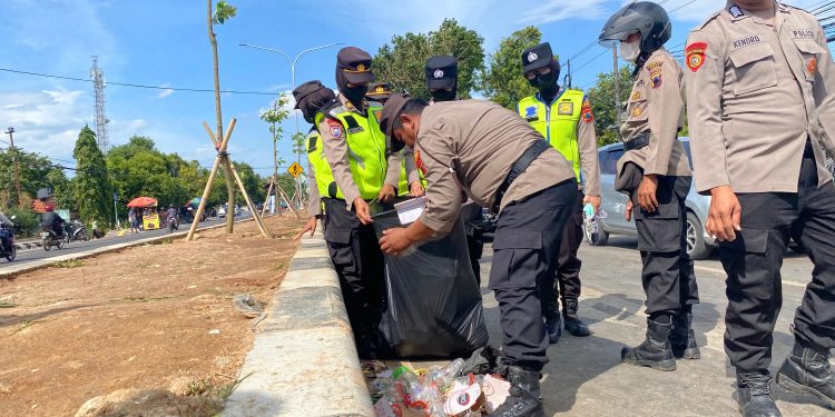 Usai Sidang Putusan, Personel Polresta Pati Bersihkan Area Pengadilan Negeri