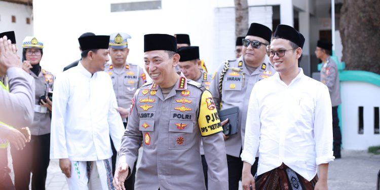 Kapolri Jalin Silaturahmi dengan Gus Baha di Ponpes LP3IA Narukan Rembang