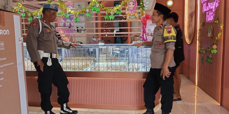Patroli Sambang Toko Emas, Polsek Pamotan Antisipasi Gangguan Kamtibmas Jelang Lebaran 2026