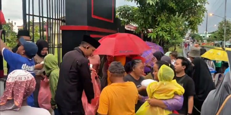 Hadirkan Kehangatan Ramadhan di Jalanan, Brimob Surakarta Bagikan 1.000 Takjil untuk Warga