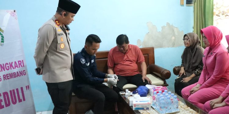 Kapolres Rembang Bersama Bhayangkari Berikan Bantuan Sosial kepada Anggota yang Sakit Menahun