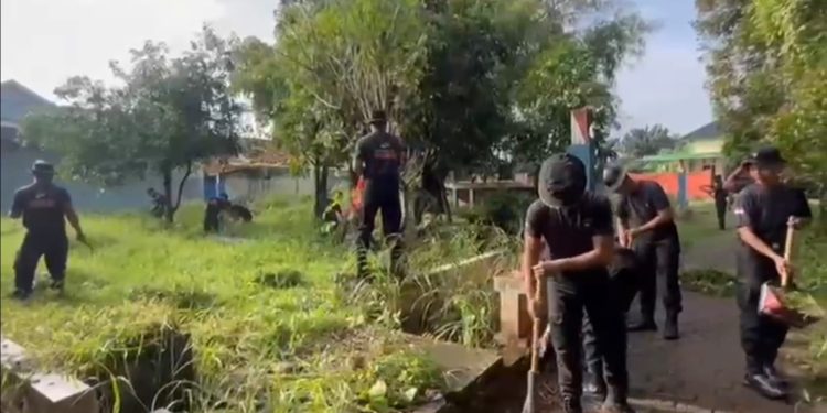 Brimob Polda Jateng Bersama Warga Gelar Korvey Serentak Bersihkan Pantai, Permukiman hingga Ruang Publik