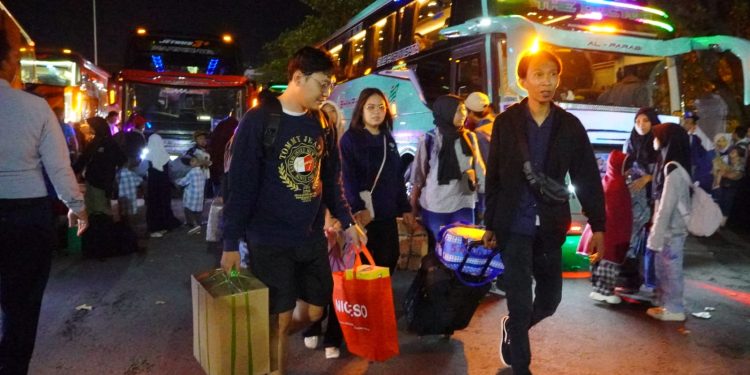 702 Peserta Program Mudik Gratis Tiba di Pati, Pj Sekda Sambut Kedatangan