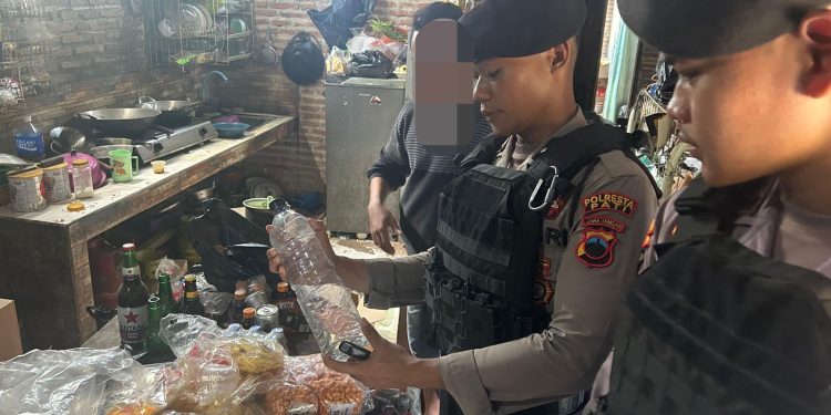 Razia Miras Tanpa Izin, Sat Samapta Polresta Pati Amankan Sejumlah Botol Minuman Beralkohol