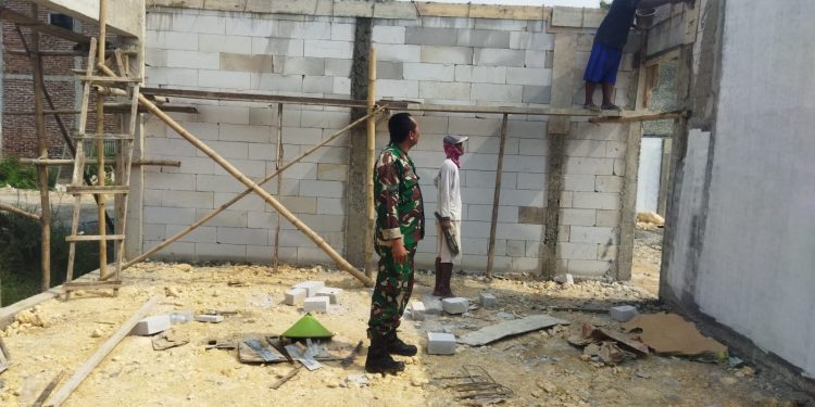 Pastikan Kualitas Terjaga, Babinsa Geritan Cek Langsung Pembangunan KDKMP