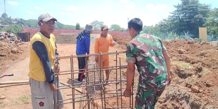 Babinsa Jepalo Turun Langsung Dampingi Pembangunan KDKMP Tahap Awal