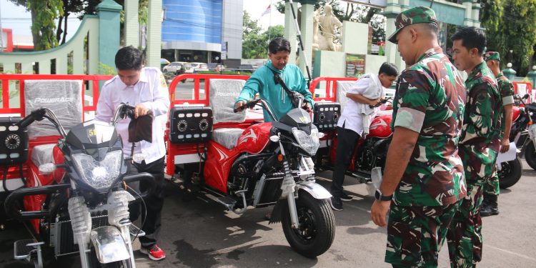 Perkuat Operasional Koperasi Desa, Kodim 0718/Pati Distribusikan 64 Motor Roda Tiga