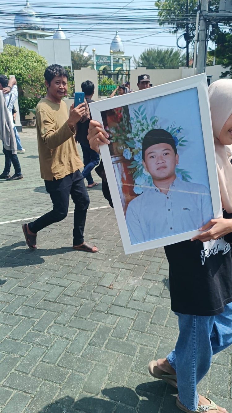 Vonis 3 Tahun Empat Terdakwa Kasus Tongtek Maut di Talun Kayen, Keluarga Korban Histeris