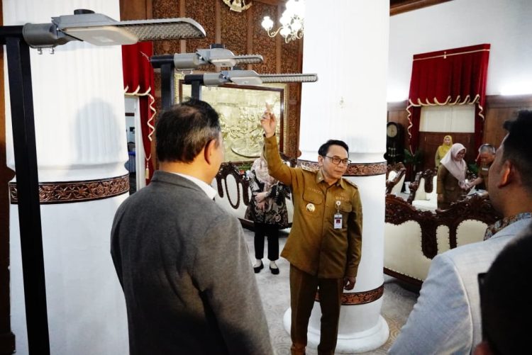 Hibah 20 Lampu Tenaga Surya, Bakal Dipasang di Alun-alun Kembang Joyo, Stadion Joyokusumo, dan GOR Pesantenan