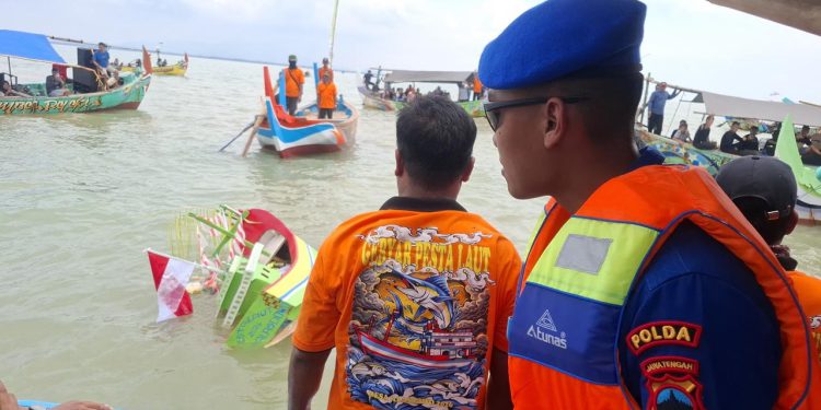 Tradisi Larung Sesaji Sedekah Laut Alasdowo Dukuhseti Pati