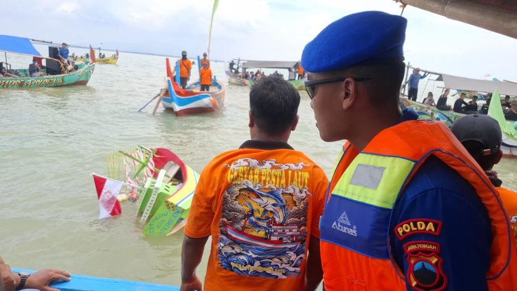 Tradisi Larung Sesaji Sedekah Laut Alasdowo Dukuhseti Pati