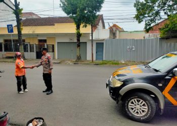 Patroli Humanis, Polsek Rembang Kota Berikan Binluh kepada Juru Parkir Demi Ciptakan Kamtibmas Kondusif