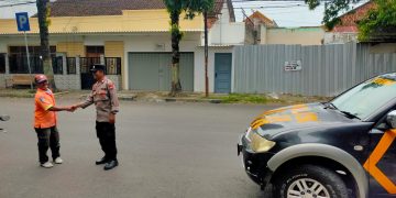 Patroli Humanis, Polsek Rembang Kota Berikan Binluh kepada Juru Parkir Demi Ciptakan Kamtibmas Kondusif