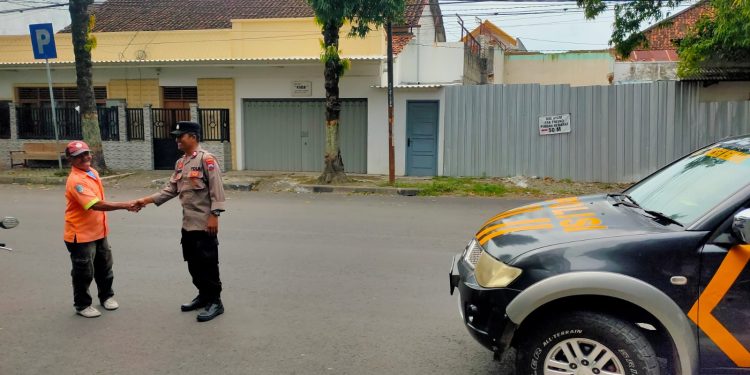Patroli Humanis, Polsek Rembang Kota Berikan Binluh kepada Juru Parkir Demi Ciptakan Kamtibmas Kondusif