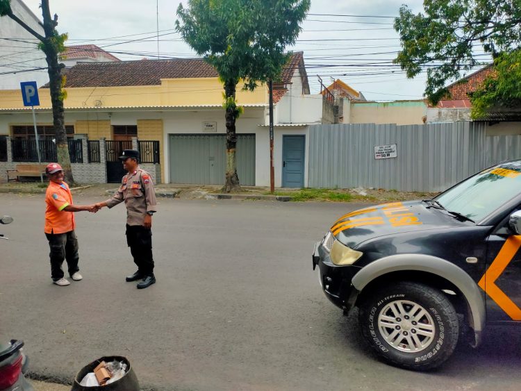 Patroli Humanis, Polsek Rembang Kota Berikan Binluh kepada Juru Parkir Demi Ciptakan Kamtibmas Kondusif
