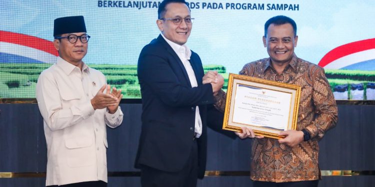 Gubernur Jateng Ahmad Luthfi Raih Penghargaan CSR dan Pengembangan Desa atas Program Pengelolaan Sampah